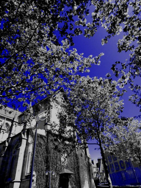 Fichier:Il fait toujours beau en bretagne... Ciel bleu a l Eglise Saint-Aubin.jpg