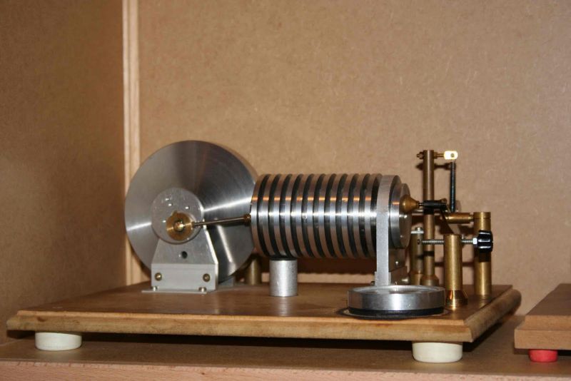 Fichier:Moteur à air chaud Stirling de l'horloger Claude Lognoné.jpg
