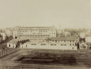 La caserne Saint-Georges avec, en 1er plan, l'emplacement de la future faculté des sciences, maintenant Hôtel Pasteur