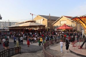 Lieu du grand huit, avec des manèges rénovés exposés à l'extérieur