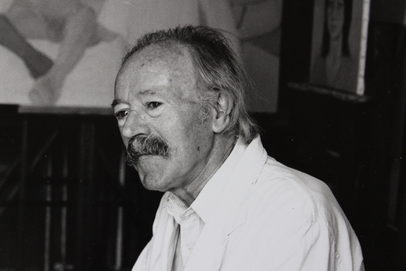 Fichier:Pierre Gilles dans son atelier en 1984. Photo de Y. Gilles.jpg
