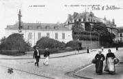 Place de la Mission. Carte postale de Tesson (MTIL 75). Coll YRG et AmR 44Z2089