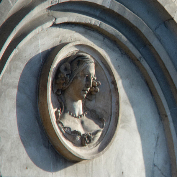 Fichier:« La Jeune Fille » - Sculpture en façade de l'immeuble du 2 quai Émile Zola à Rennes.jpeg