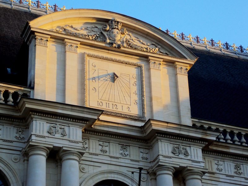 Fichier:Le Parlement de Bretagne - Le cadran solaire du fronton.jpeg