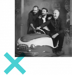 Régis Masclet et ses deux fils conduisant une petite voiture de manège.