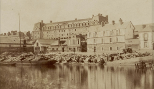 Le palais Saint-Georges vu de la Vilaine non canalisée : dans les années 1840