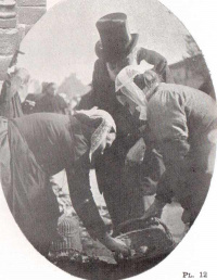 Coiffes polka sur un marché rennais vers 1900