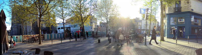 Fichier:Panoramique de la place Saint-Anne depuis la rue Leperdit à Rennes - 16 Avril 2014.jpeg