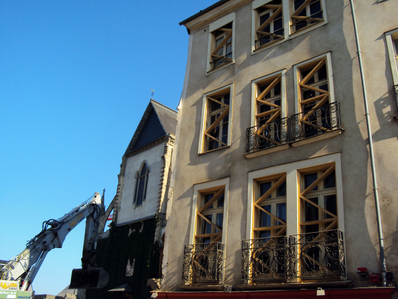 Fichier:Immeuble de la place Saint-Anne à Rennes en cours de destruction - 24 Juin 2014 - 02.jpeg