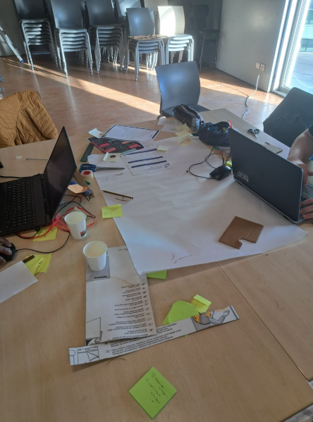 Fichier:Recherche idées sur table.png