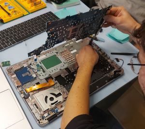 Démontage de la carte mère d'un ordinateur HP