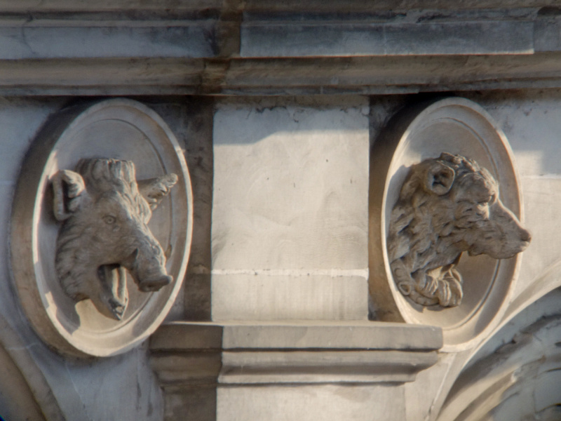 Fichier:« Les Animaux » (02) - Sculpture en façade de l'immeuble du 2 quai Émile Zola à Rennes.jpeg