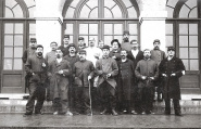 Groupe sur le grand perron. Carte photo, écrite 1914. Coll. YRG et AmR 44Z3616
