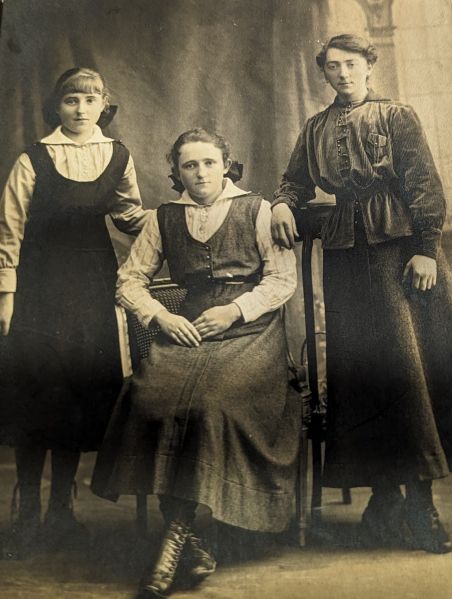 Fichier:Marguerite, Marie et Alice Chanvril le 10 février 1917.jpg