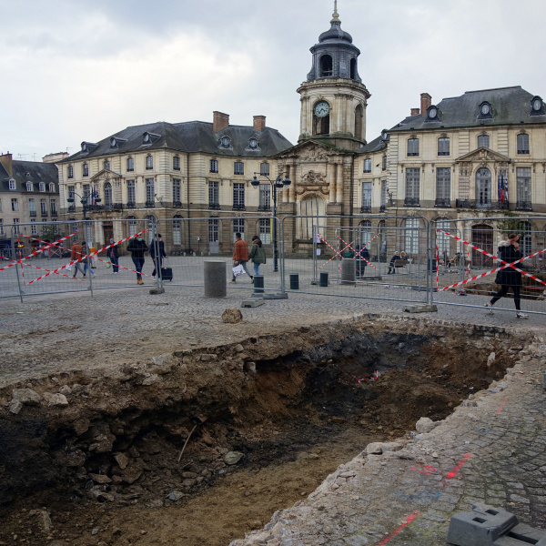Fichier:Rennes-Place-de-la-Mairie-Fouilles-Inrap-16-Janvier-2022-01.jpg