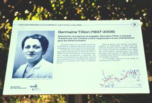 Panneau explicatif rendant hommage à Germaine Tillion, situé sur l'avenue éponyme à Rennes.