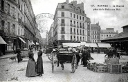 Le marché place de la Halle aux Blés (vue dans l'axe de la rue de Nemours. Le déley (ELD 196), voyagé 1914. Coll. YRG et AmR 14Z1296