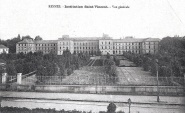 Institution Saint-Vincent. Vue générale depuis la rue Jean Guéhenno. Au premier plan, les jardins de Frère Henri (voir Rue Frère Henri). Coll. YRG