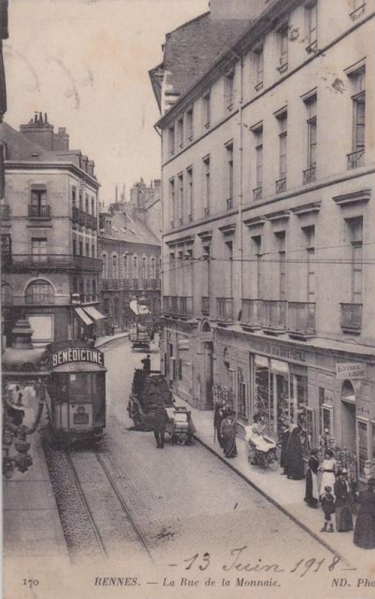 Fichier:Tram rue de la Monnaie.png