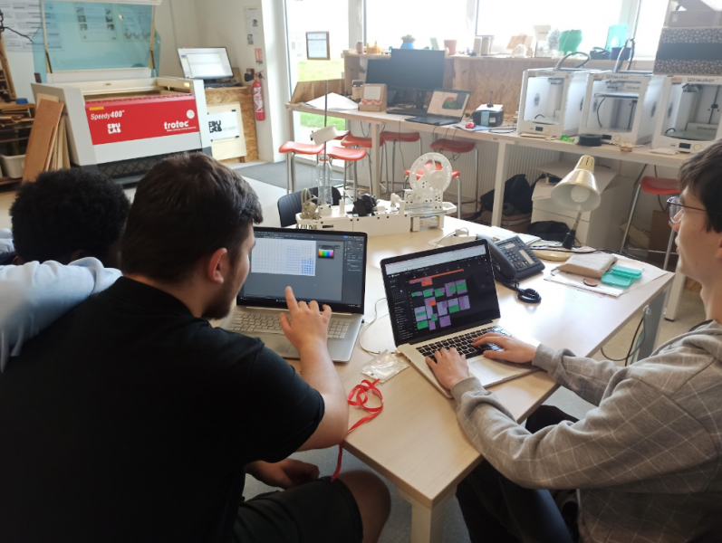 Fichier:Travail sur ordinateur.png