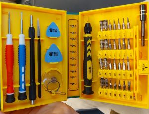 Photographie d'une boite à outils de précisions pour la réparation de matériel électronique.